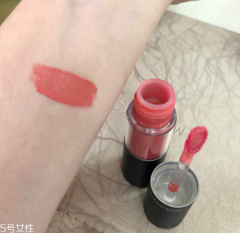 mac唇釉哪個顏色比較日常？溫柔清新珊瑚粉
