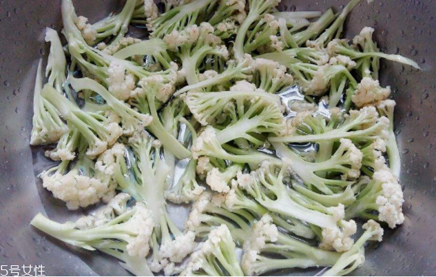 花椰菜怎么切？把整莖切掉最好炒