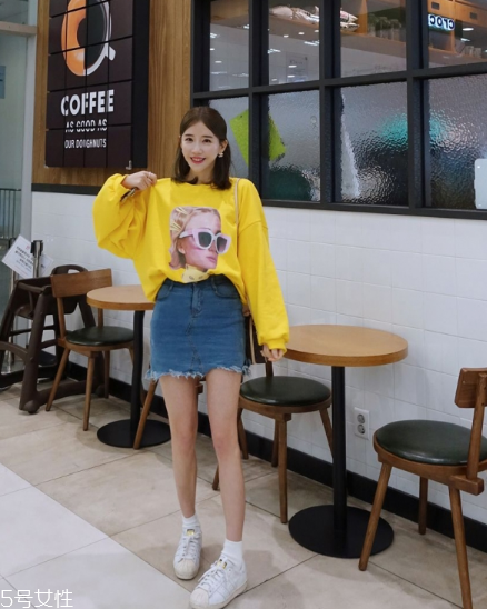 衛(wèi)衣搭配什么裙子好看？春日少女范兒盡顯