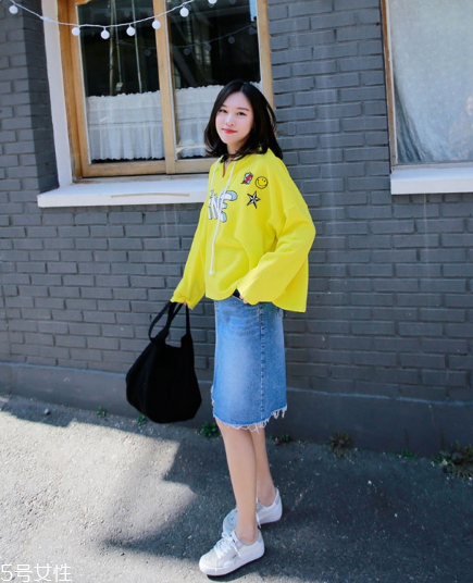 衛(wèi)衣搭配牛仔裙好看嗎？瞬間減齡變少女