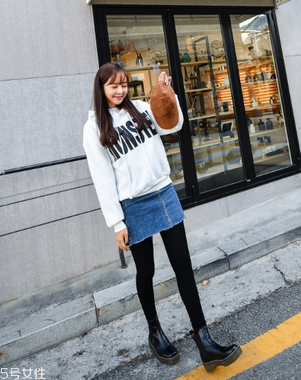 衛(wèi)衣搭配牛仔裙好看嗎？瞬間減齡變少女