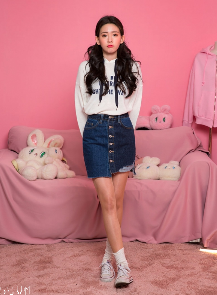 衛(wèi)衣搭配牛仔裙好看嗎？瞬間減齡變少女