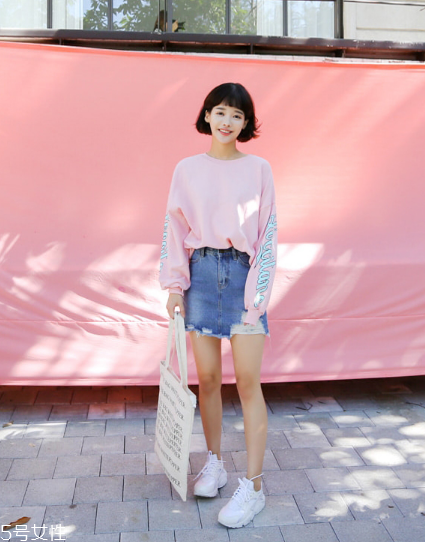 衛(wèi)衣搭配牛仔裙好看嗎？瞬間減齡變少女