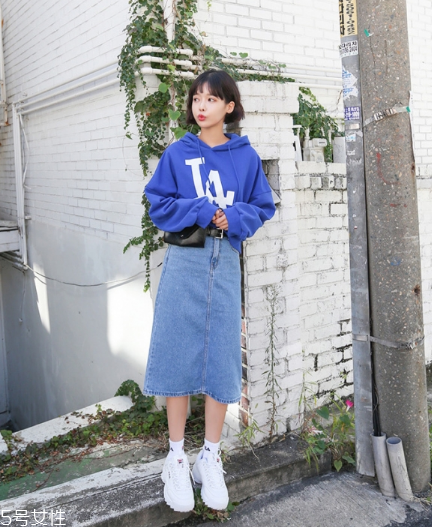 衛(wèi)衣搭配牛仔裙好看嗎？瞬間減齡變少女