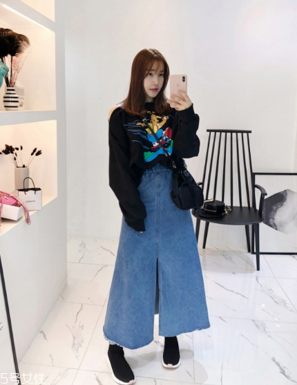 衛(wèi)衣搭配牛仔裙好看嗎？瞬間減齡變少女