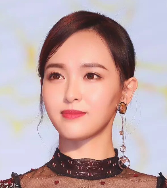 寬額頭適合什么劉海？2018額頭寬劉海圖片