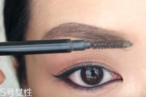 眉膠干了怎么辦？加水稀釋一下