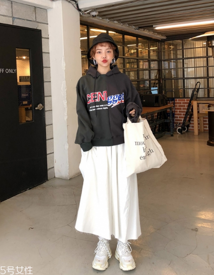 衛(wèi)衣搭配長裙好看嗎？早春凹足造型感