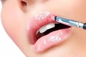 唇彩怎么涂好看？用下唇暈染上唇更好看