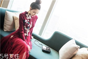 針織連衣裙什么款式好看？搭出時(shí)尚新感覺(jué)