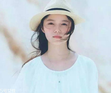 鹽系女生怎樣穿搭？清新無公害的鄰家女孩