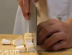 杏鮑菇怎么洗才干凈？鹽水泡泡輕松去污