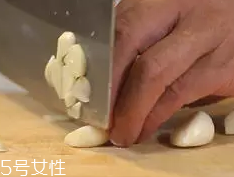 杏鮑菇怎么洗才干凈？鹽水泡泡輕松去污