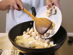 杏鮑菇怎么洗才干凈？鹽水泡泡輕松去污