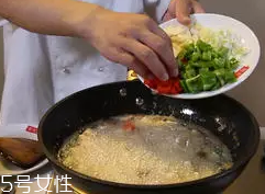 杏鮑菇怎么洗才干凈？鹽水泡泡輕松去污
