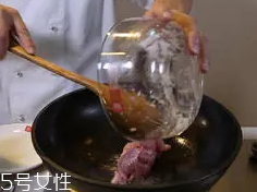 杏鮑菇怎么洗才干凈？鹽水泡泡輕松去污