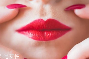 唇彩有點干了怎么辦？加礦泉水稀釋