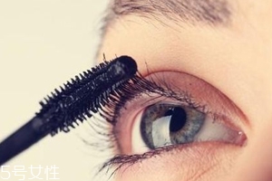 睫毛膏暈染到下眼皮怎么辦？用棉簽蘸取卸妝水擦掉