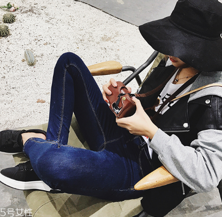 牛仔褲和休閑褲哪個好看？各有各的特色