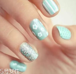 綠色指甲油顯手黑嗎？反光深綠色適合黃皮