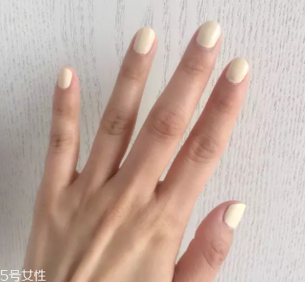 綠色指甲油顯手黑嗎？反光深綠色適合黃皮