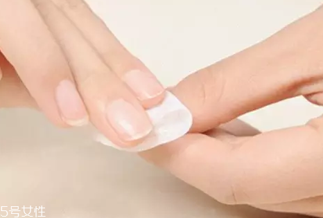 指甲油膠水怎么樣洗掉？在家卸甲油膠的4個步驟