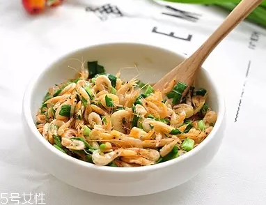 韭菜沒熟吃了會怎么樣？生韭菜很辛辣