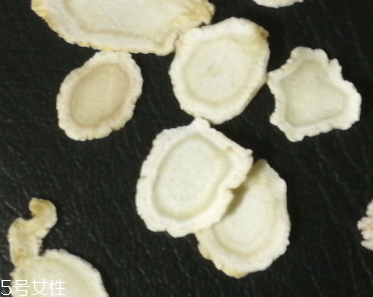 西洋參治什么?。课餮髤⒐π姶?></p><p>此款西洋參不但可用于烹飪、茶飲。更可以在秋燥季節(jié)，消煩止渴，所以便攜的分袋包裝是個人覺得最良性的設計。
缺點：談不上缺點，從店鋪價格和貨物實際比較，非常值得推薦，只是外盒包裝最好有免包裝選項，一來減少成本，二來拓展讓利空間。</p><p>開了一小包試試，打開就有參味為了更好的感受花旗參的味道，就只用開水單獨沖泡泡了一會變成淡黃色，參味也很好，喝起來甘甘的，口感很好。</p><p style=