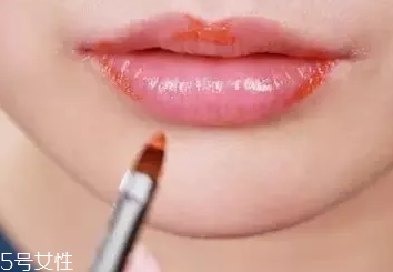 口紅干了嘴脫皮怎么辦？4步打造水潤雙唇