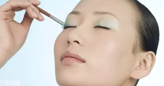怎么用口紅畫眼影？兩步畫好眼妝