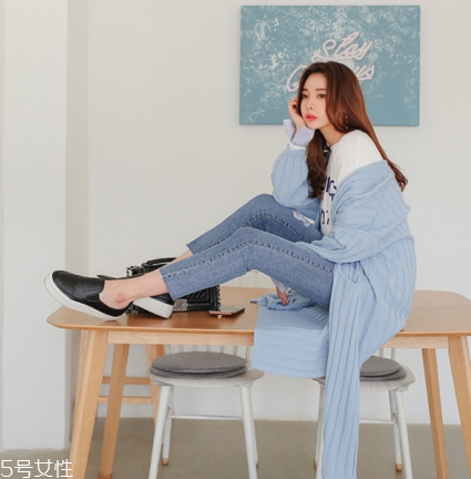 淺藍(lán)色毛衣怎么搭配？簡約配色彰顯氣質(zhì)
