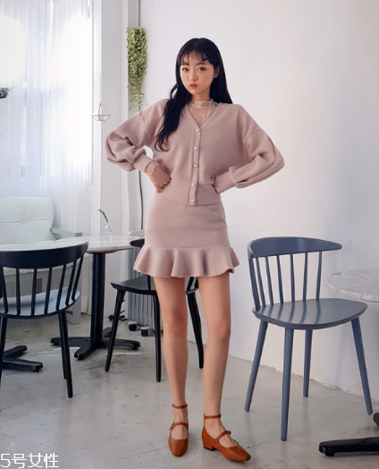 粉色針織衫怎么搭配？文藝又少女的穿搭經(jīng)典