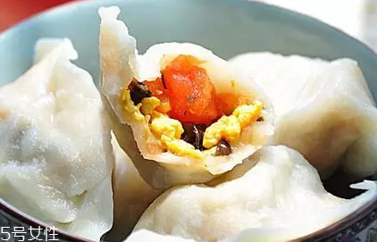 餃子餡先放水還是先放油？油是最后放的調(diào)料