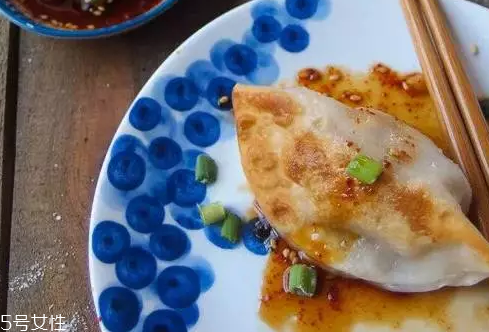 餃子餡先放水還是先放油？油是最后放的調(diào)料