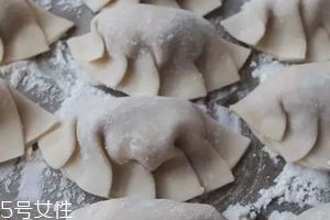 餃子餡先放水還是先放油？油是最后放的調(diào)料