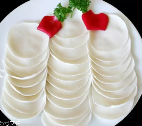 搟餃子皮怎么轉(zhuǎn)圈？借用巧力才能轉(zhuǎn)圈成圓