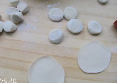 搟餃子皮怎么轉(zhuǎn)圈？借用巧力才能轉(zhuǎn)圈成圓