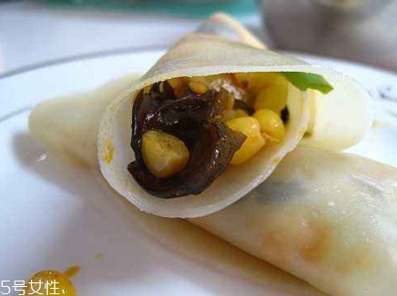 搟餃子皮怎么轉(zhuǎn)圈？借用巧力才能轉(zhuǎn)圈成圓