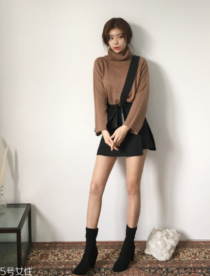 毛衣搭配短裙好看嗎？立顯俏皮少女范兒