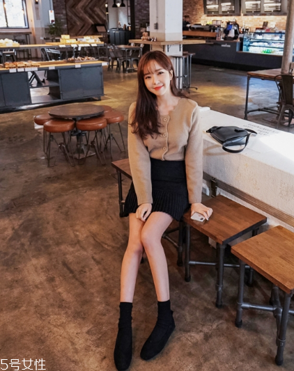 毛衣搭配短裙好看嗎？立顯俏皮少女范兒
