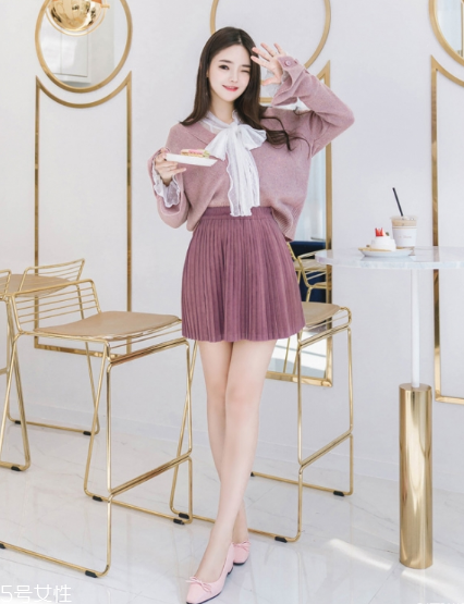 毛衣搭配短裙好看嗎？立顯俏皮少女范兒