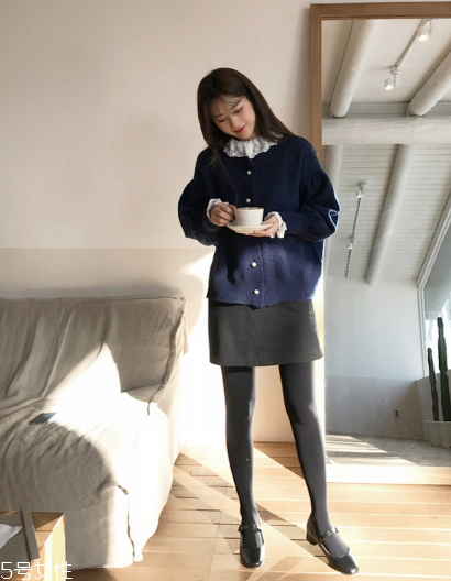 毛衣搭配短裙好看嗎？立顯俏皮少女范兒