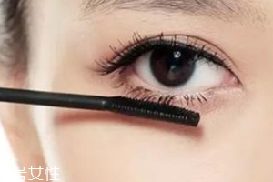 不畫(huà)眼線只涂睫毛膏行嗎？這么涂睫毛膏能放大雙眼
