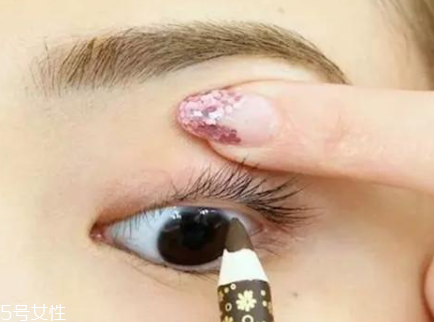 不畫(huà)眼線只涂睫毛膏行嗎？這么涂睫毛膏能放大雙眼