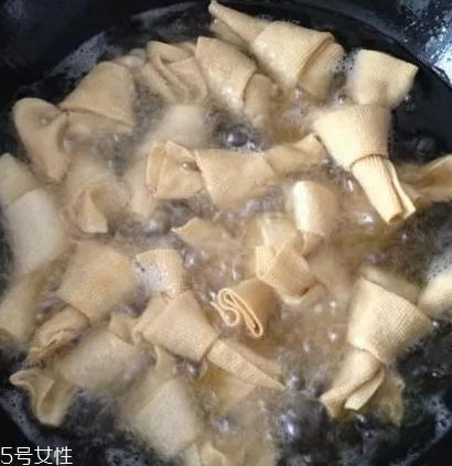 豆腐皮能油炸嗎？火候太猛容易炸糊
