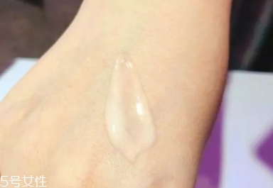 雅詩蘭黛線雕精華和小棕瓶哪個(gè)好？一起使用效果佳