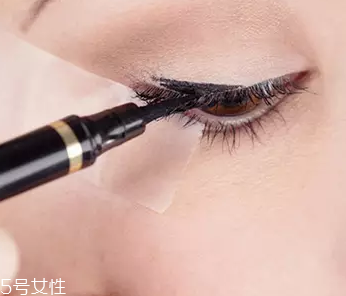 眼線眼尾怎么畫好看？用透明膠畫出優(yōu)美弧度