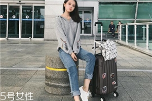 拼色牛仔褲什么樣的好看？這三款最時(shí)髦