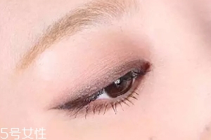 單眼皮如何畫眼影？亮色眼影會(huì)制造車禍現(xiàn)場