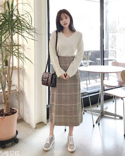 格子長(zhǎng)裙搭配什么上衣？清新文藝風(fēng)女孩